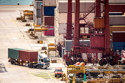 大型货物集装箱船与货物货栈码头码头港口等待国际海运运输鹿特丹港荷兰